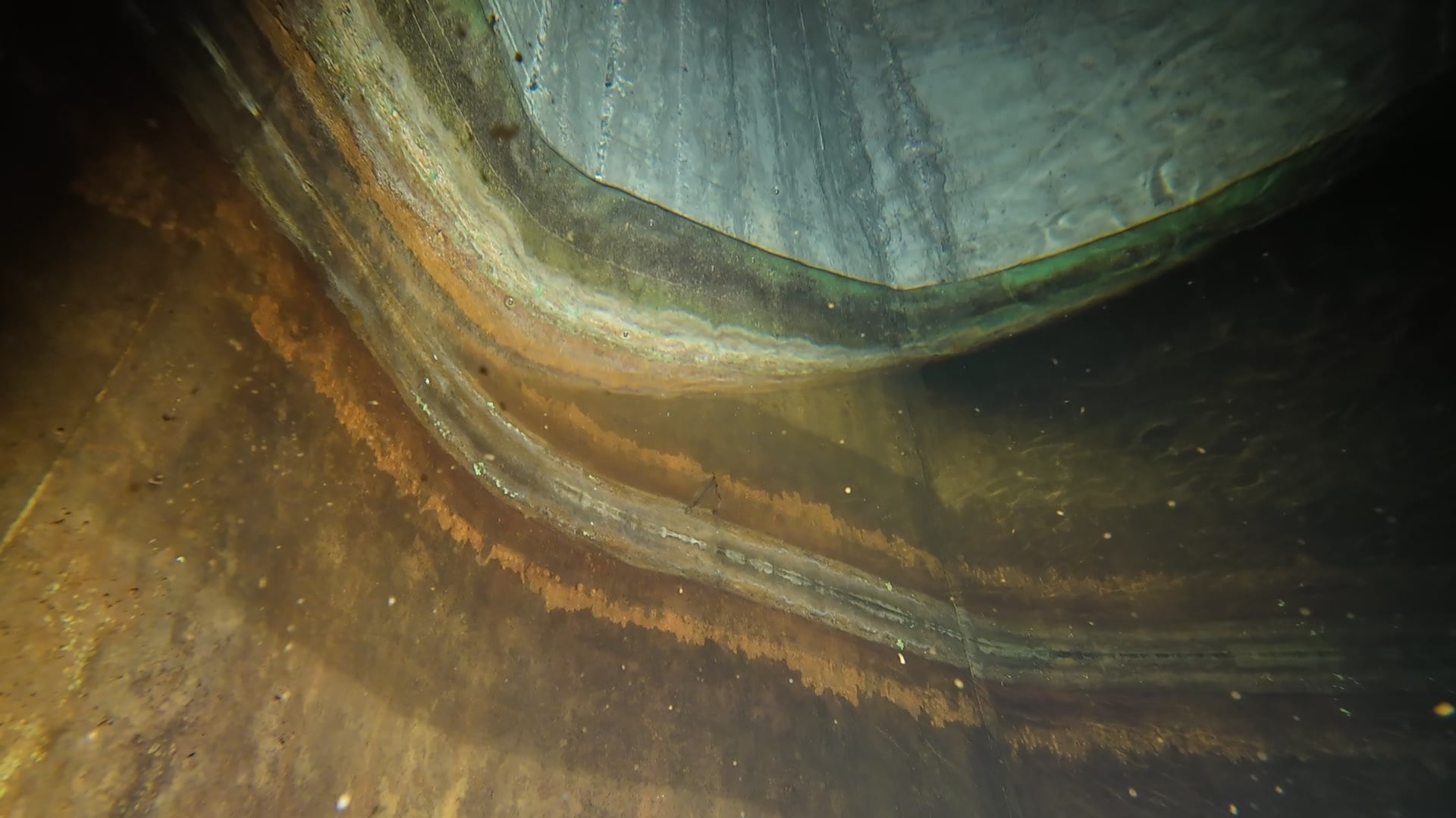Extrem alter Tank - Schäden an der Wasserlinie