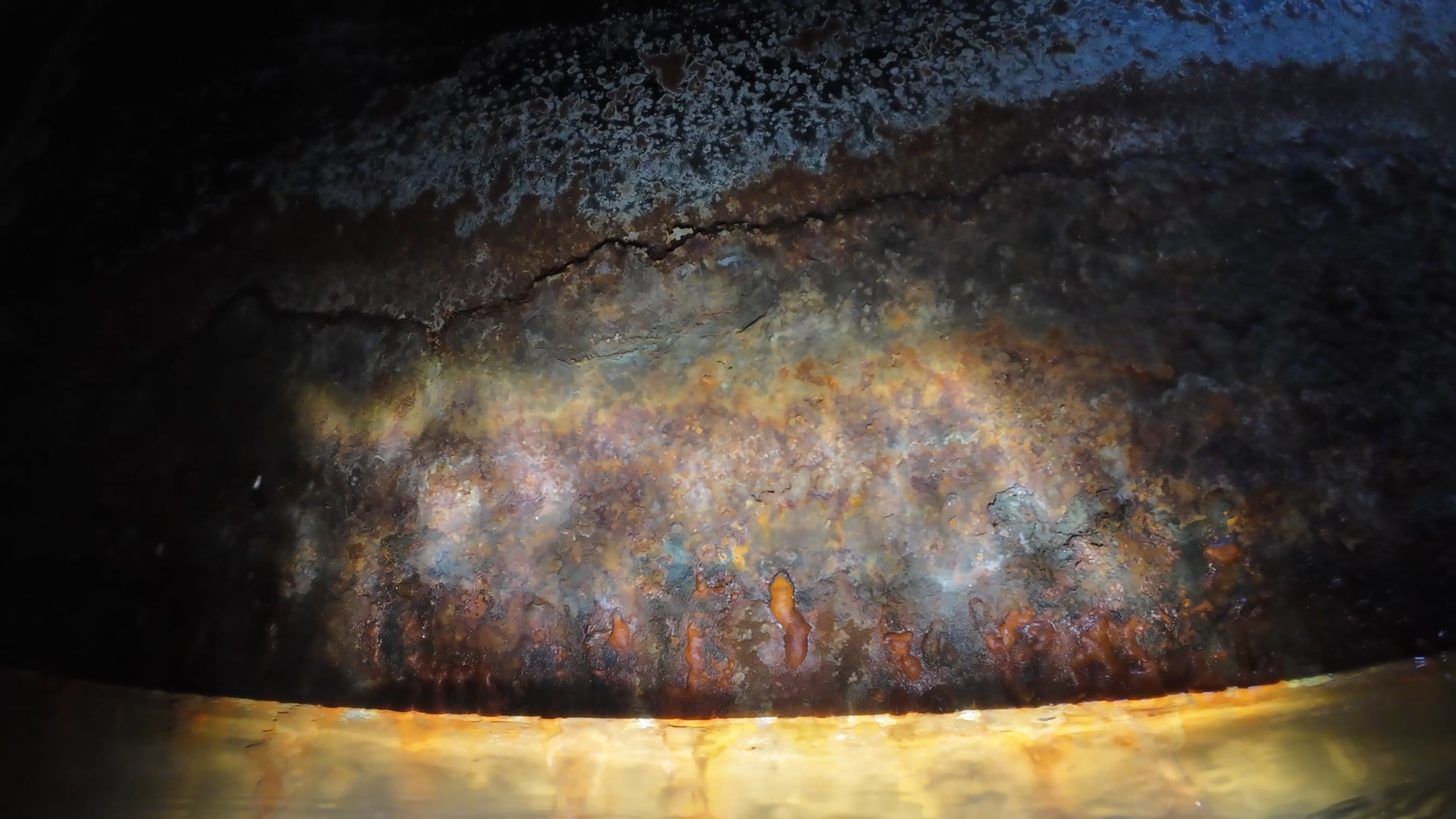 Extremer Rost an der Wasserlinie eines Sprinklertanks