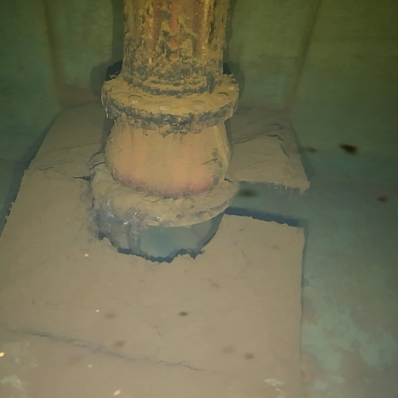 Gebrochene Antiwirbelplatte in einem Sprinklertank