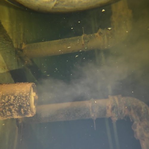 Sprinklertank-Inspektion: Betontank, 20 Jahre – Tankinspektion Rohrschelle Rostbefall Schwere Ablagerungen