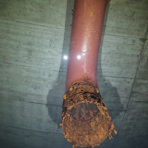 Sprinklertank-Inspektion: Betontank, 15 Jahre – Stahlrohr Starke Rostablagerungen Bodensicht Nahaufnahme