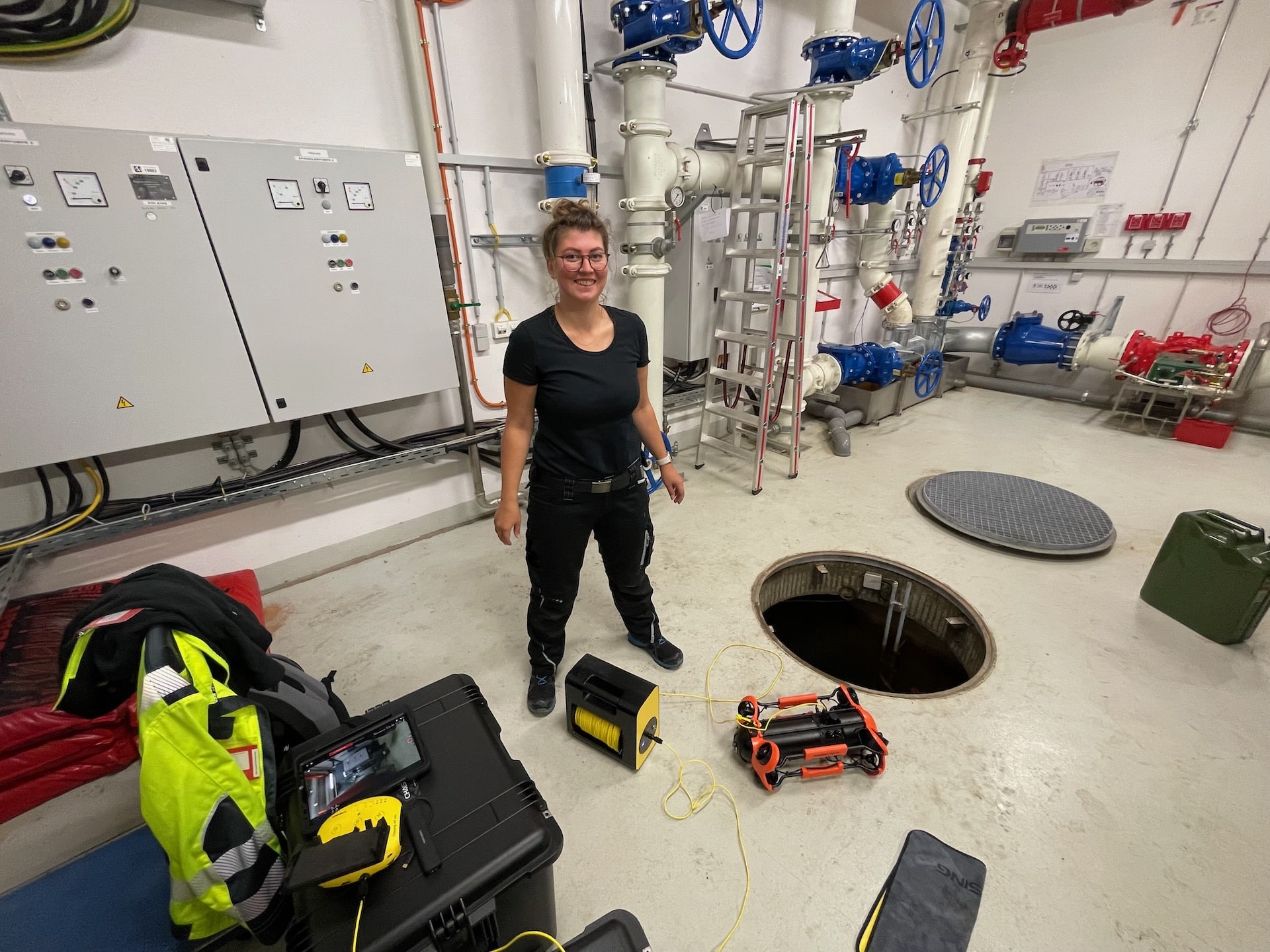 Juliana Steht Am Sprinklertank Indoor