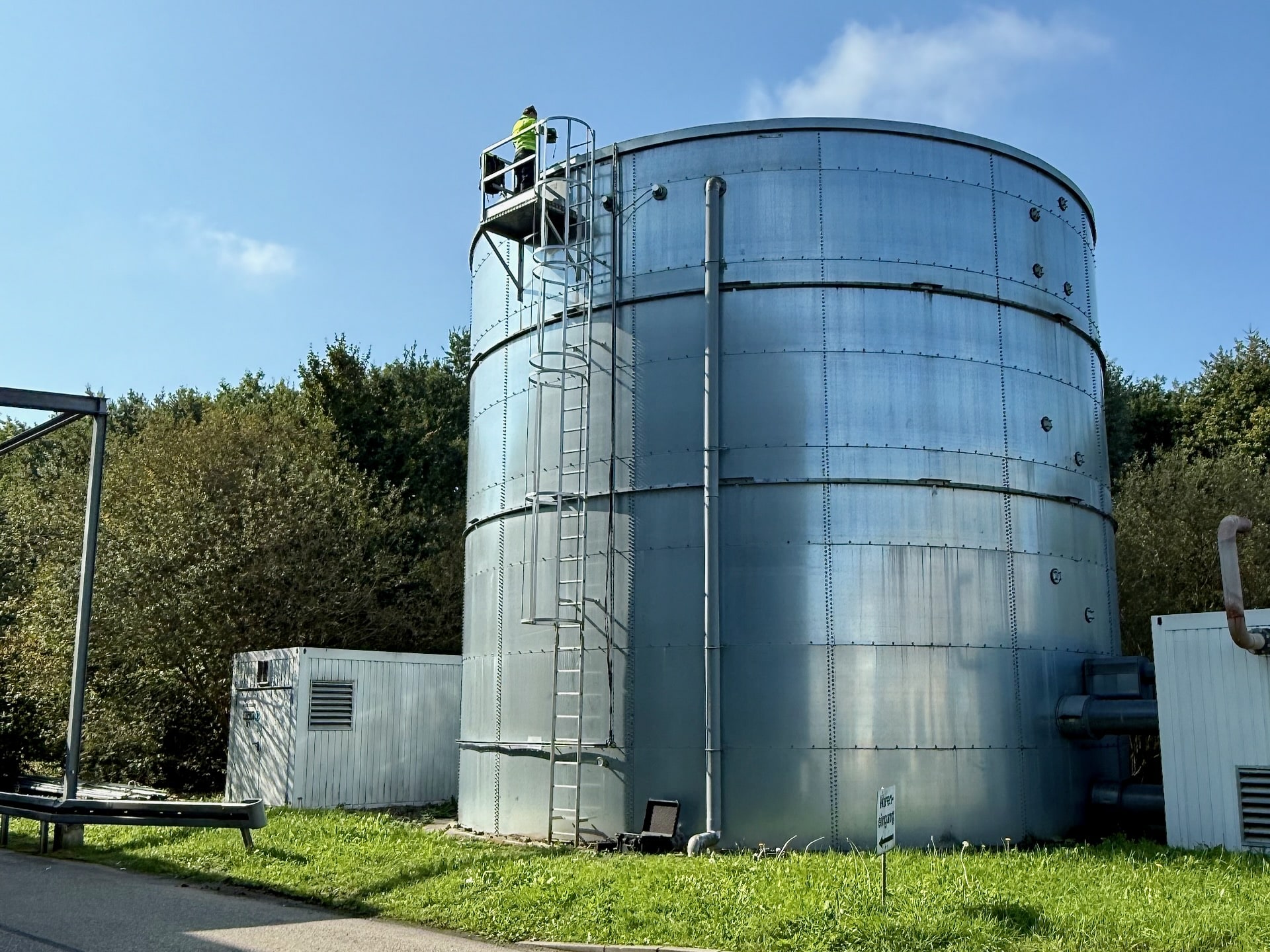 Sprinklertank-Inspektion: Juliana Steht Auf Stahltank Und Bereitet Inspektion Vor