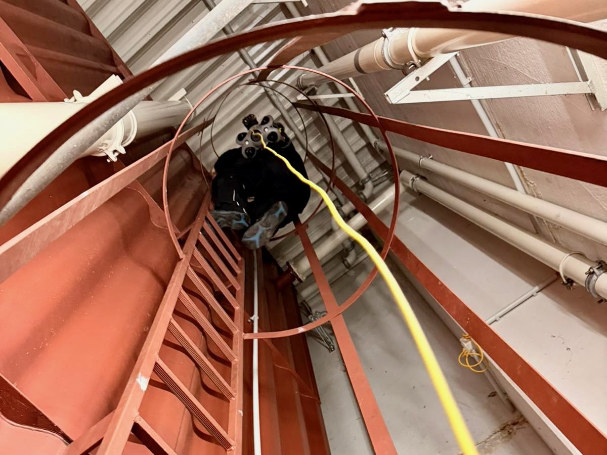 Sprinklertank-Inspektion: Unterwasserdrohne Wird Auf Indoor Stahltank Gebracht